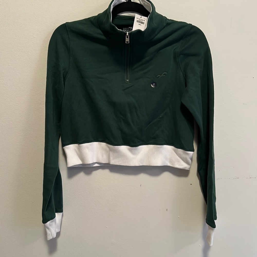 Dark green Hollister, long sleeve, collared crop top. Size Small